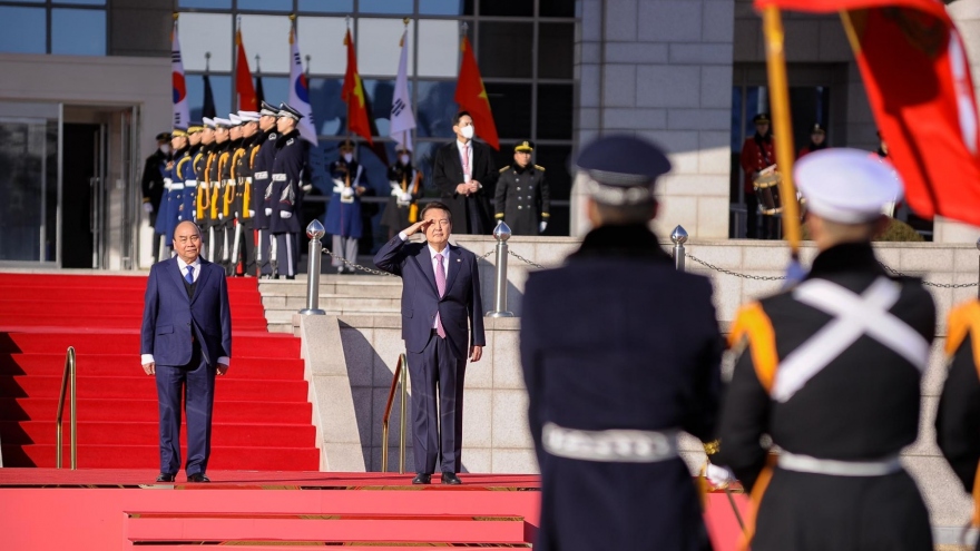 Tổng thống Hàn Quốc đón Chủ tịch nước Nguyễn Xuân Phúc theo nghi thức cao nhất